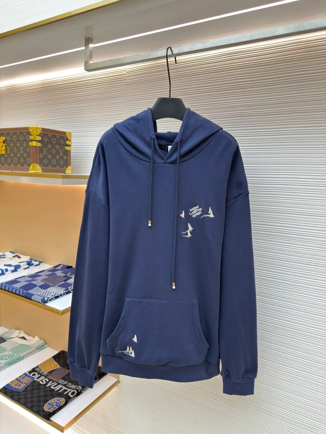 LOUIS VUITTON embroidered sailing letter hooded sweatshirt ●Authentic product: Purchased and developed by 16324 ●Item number: 1680243-A90 ●Fabric: pure cotton ●Technology: embroidery ●Version: fitted version ●Weight: about 885 grams ●Size: S-M-L-XL ●Description: Made with custom-made pure cotton fabrics, the texture is comfortable and soft, skin-friendly and non-irritating. It is decorated with sailboat embroidery on the front and back. It uses tatami technology to embroider sailboat patterns and letters in colorful colors. The colors are dyed according to the body fabric. The overall line is straight and delicate, the fabric is comfortable and soft, and the color is consistent without color difference. It can be matched with the same style to create a fashionable look and control various occasions. Customized accessories, complete three standards, same style for men and women!